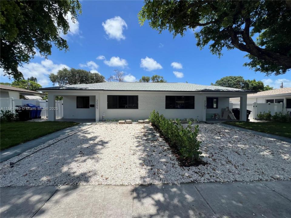 2255 NE 173rd Street, North Miami Beach, Florida 33160, HOA KỲ