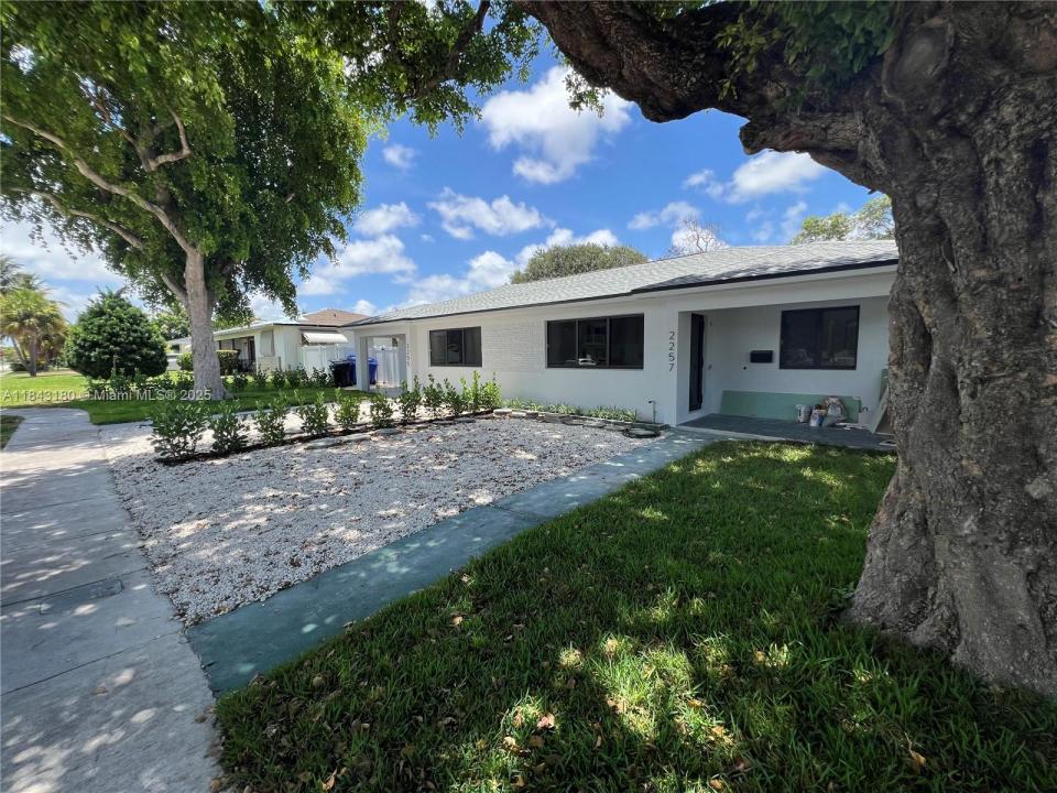 2255 NE 173rd Street, North Miami Beach, Florida 33160, HOA KỲ