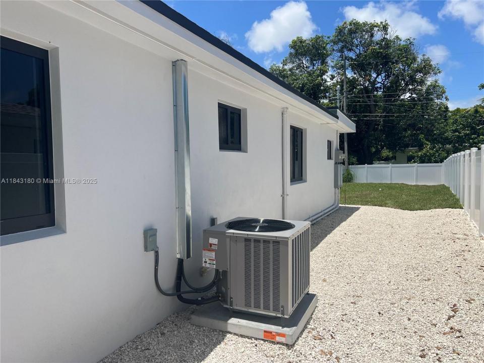 2255 NE 173rd Street, North Miami Beach, Florida 33160, HOA KỲ