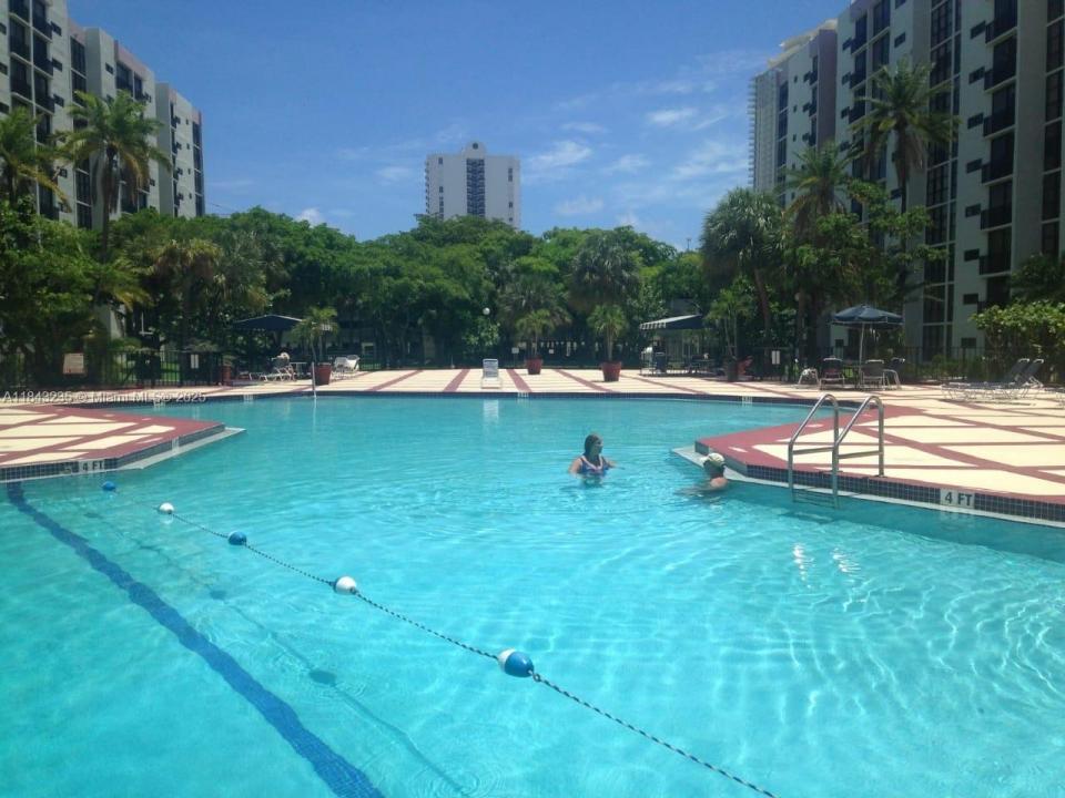 17021 N Bay Rd 904, Sunny Isles Beach, Florida 33160