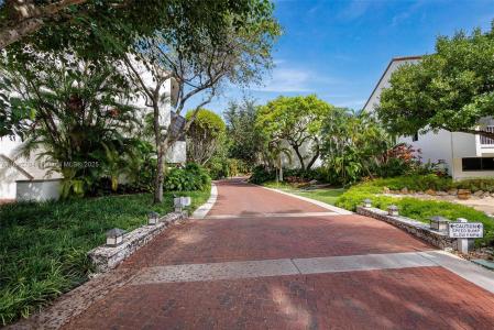 2000 S Bayshore Dr 69, Miami, Florida 33133, USA