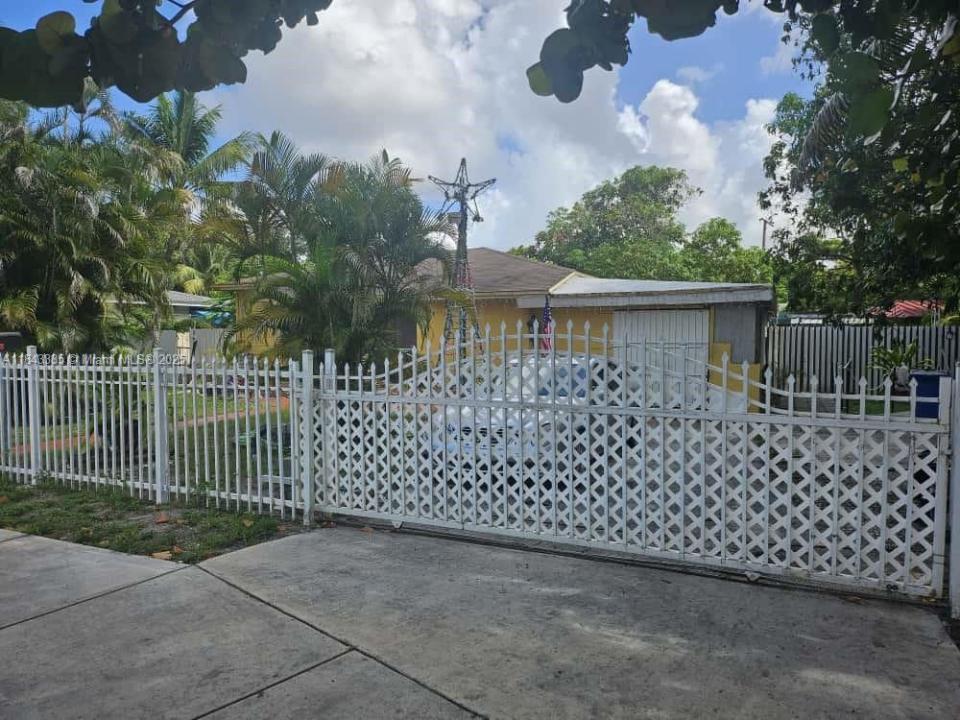 1320 Dunad Ave, Opa-Locka, Flórida 33054, Estados Unidos