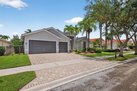 1347 Ginger Cir, Weston, Florida 33326, USA