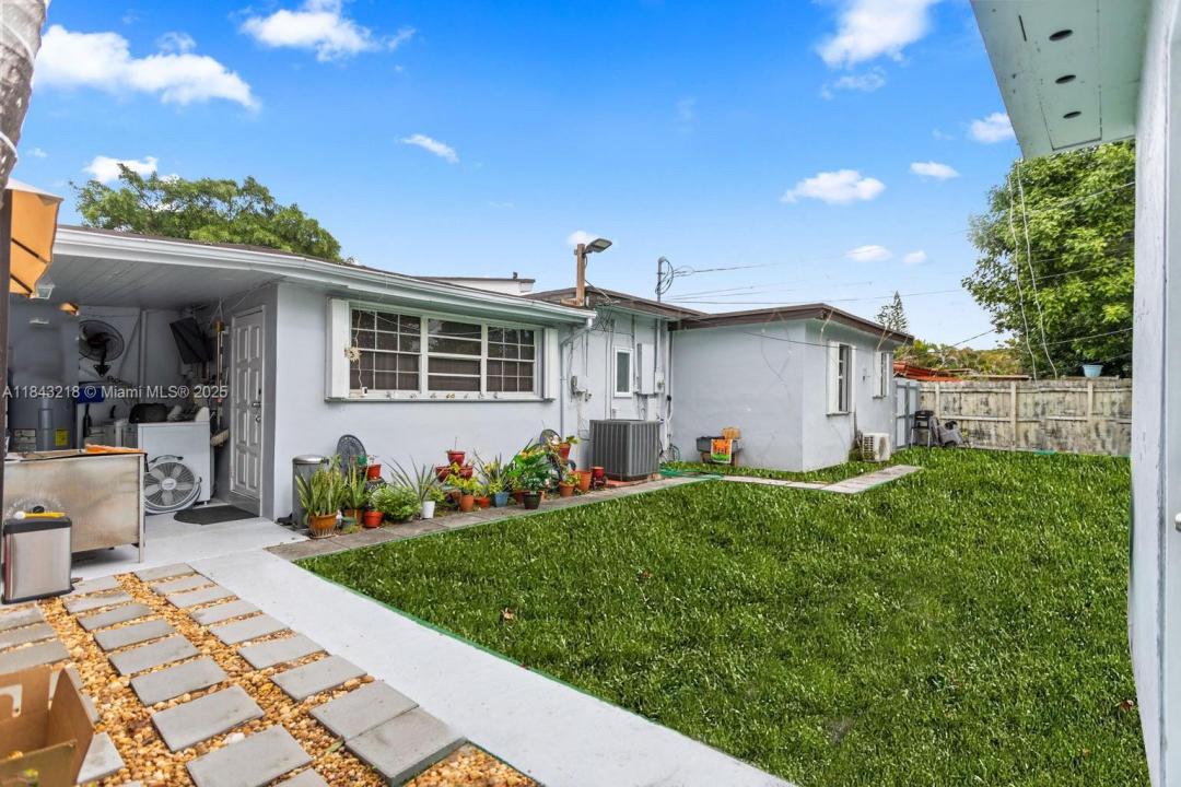 6840 SW 3rd St 1, Miami, Florida 33144, Stati Uniti