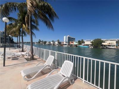 7207 Bay Dr 25, Miami Beach, Florida 33141, USA