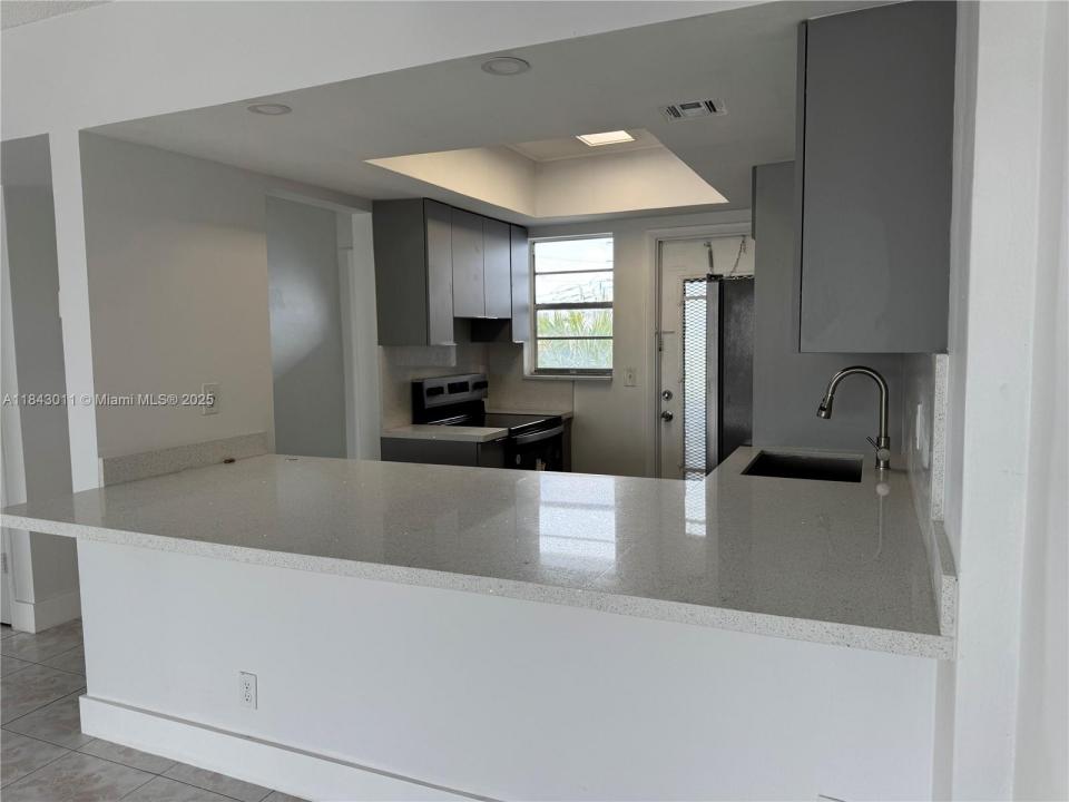 1333 E Hallandale Beach Blvd 444, Hallandale Beach, Floride 33009, États-Unis