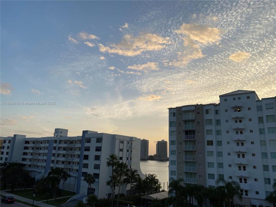 18001 N Bay Rd 505, Sunny Isles Beach, Florida 33160, Stati Uniti