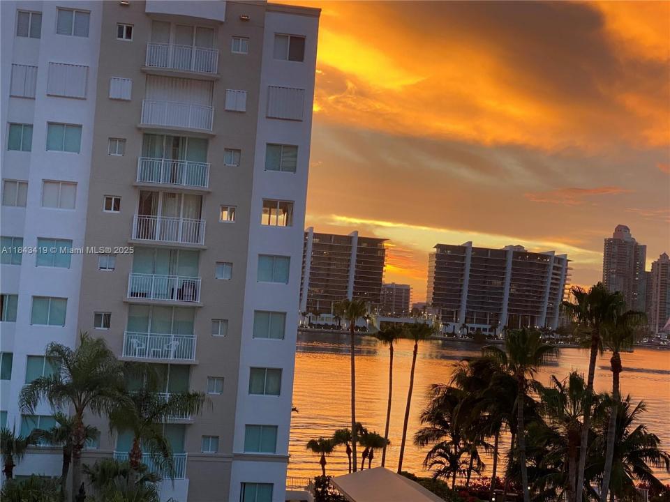 18001 N Bay Rd 505, Sunny Isles Beach, Florida 33160, Stati Uniti