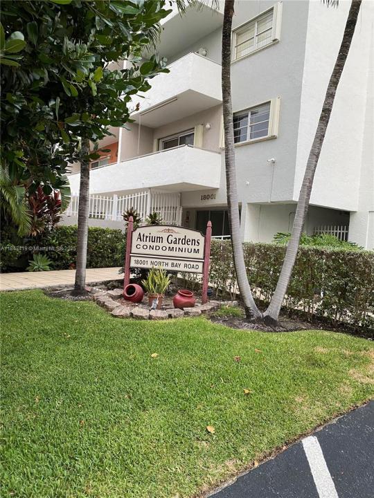 18001 N Bay Rd 505, Sunny Isles Beach, Florida 33160, Stati Uniti