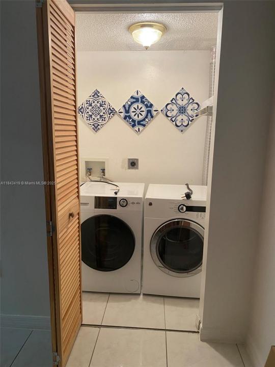 18001 N Bay Rd 505, Sunny Isles Beach, Florida 33160, Stati Uniti