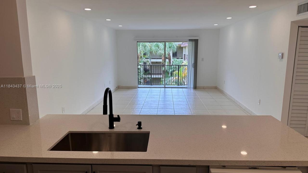 11925 NE 2nd Ave B414, North Miami, Flórida 33161, Estados Unidos