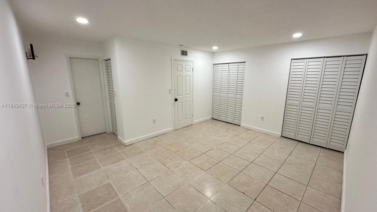 11925 NE 2nd Ave B414, North Miami, Flórida 33161, Estados Unidos