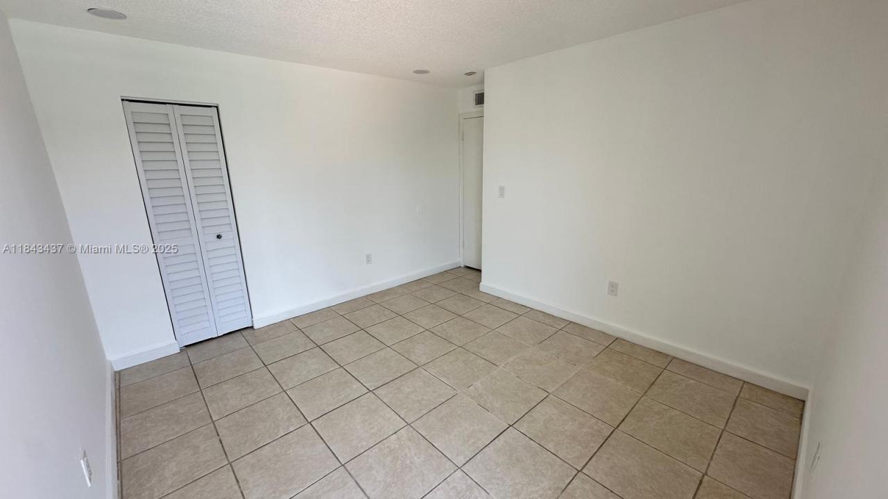 11925 NE 2nd Ave B414, North Miami, Flórida 33161, Estados Unidos