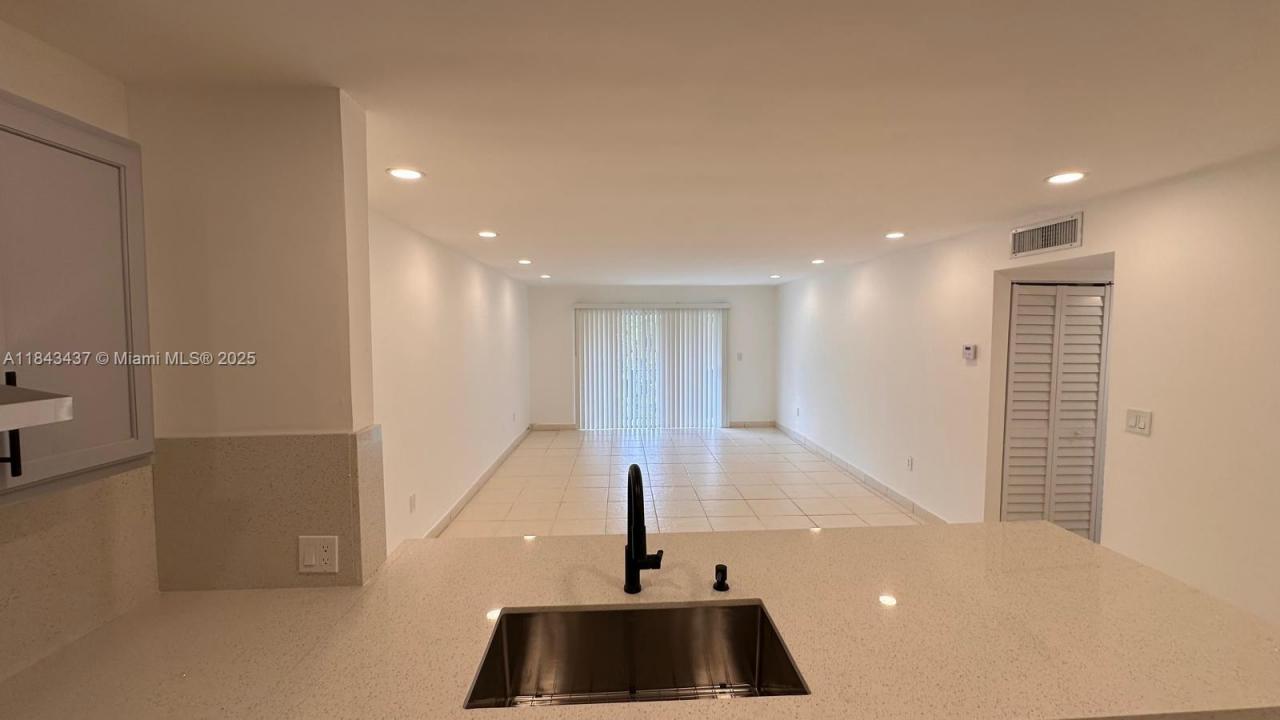 11925 NE 2nd Ave B414, North Miami, Flórida 33161, Estados Unidos
