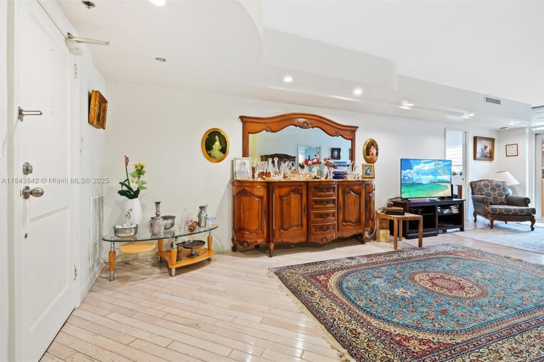 10185 Collins Ave 1211, Bal Harbour, Floride 33154, États-Unis