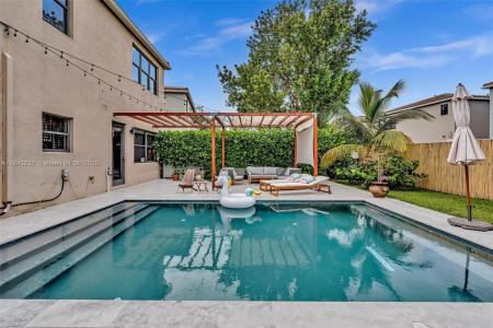 566 NE 191st Ter, Miami, Florida 33179, USA