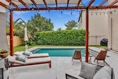 566 NE 191st Ter, Miami, Florida 33179, USA