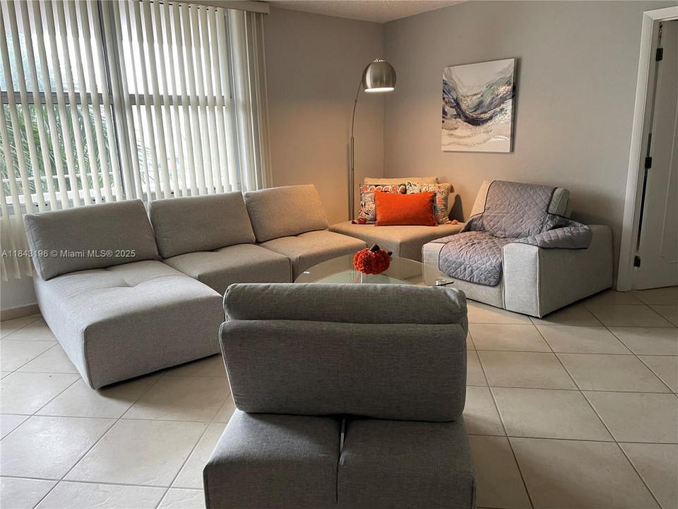 9225 S Collins Ave 411, Surfside, Floryda 33154, USA