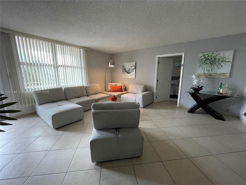 9225 S Collins Ave 411, Surfside, Floryda 33154, USA