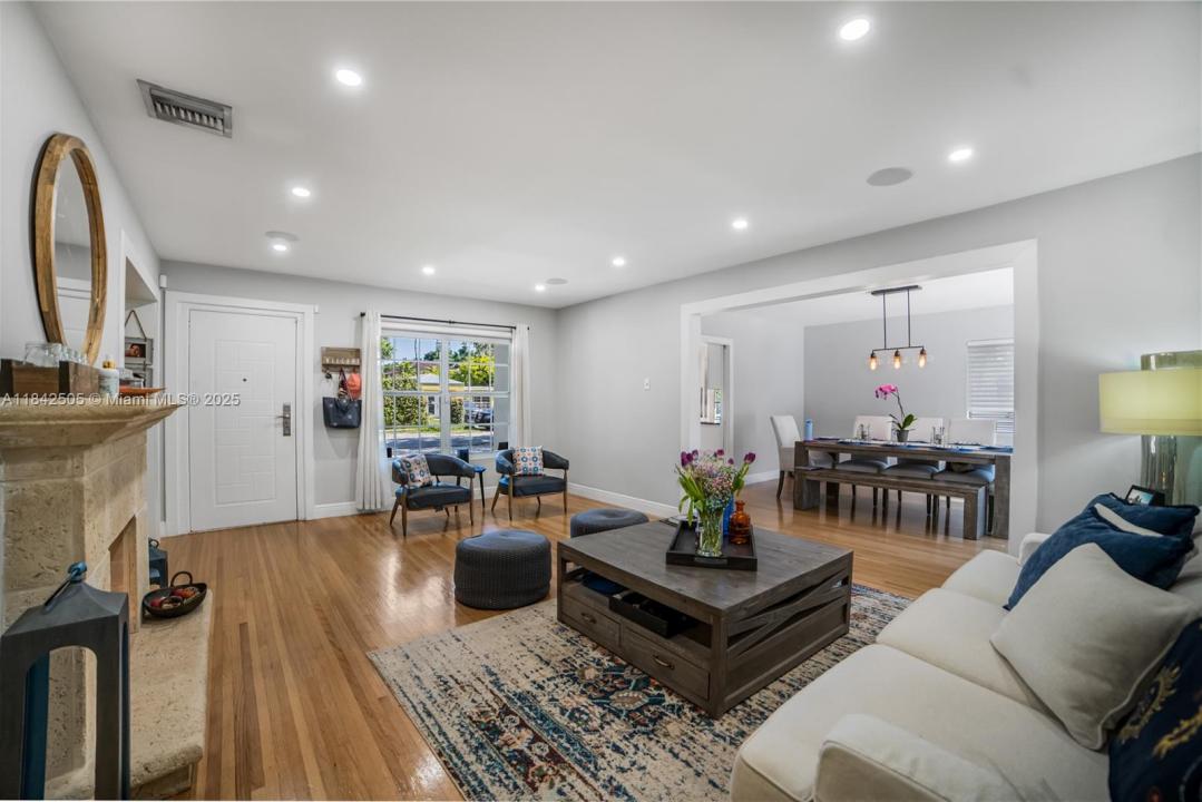 680 NE 81st St, Miami, Florida 33138, USA