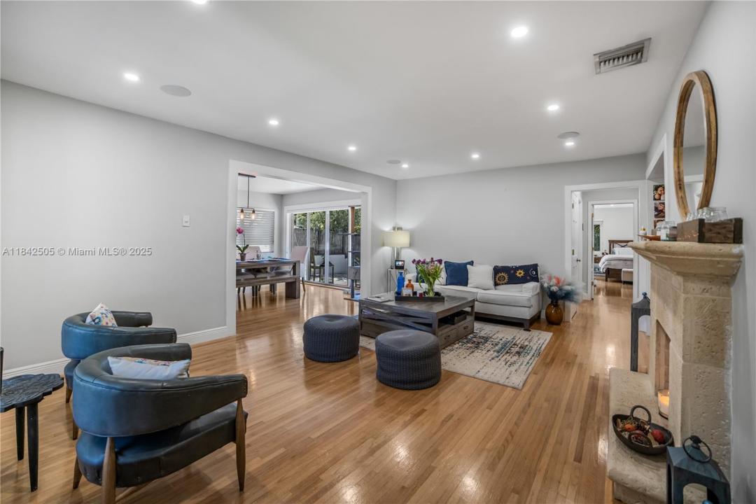680 NE 81st St, Miami, Florida 33138, USA