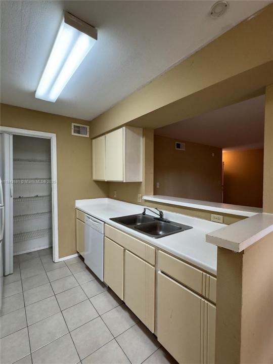 2341 NW 33rd St 405, Oakland Park, Florida 33309, Stati Uniti