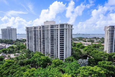 1000 Quayside Ter 411, Miami, Florida 33138, USA