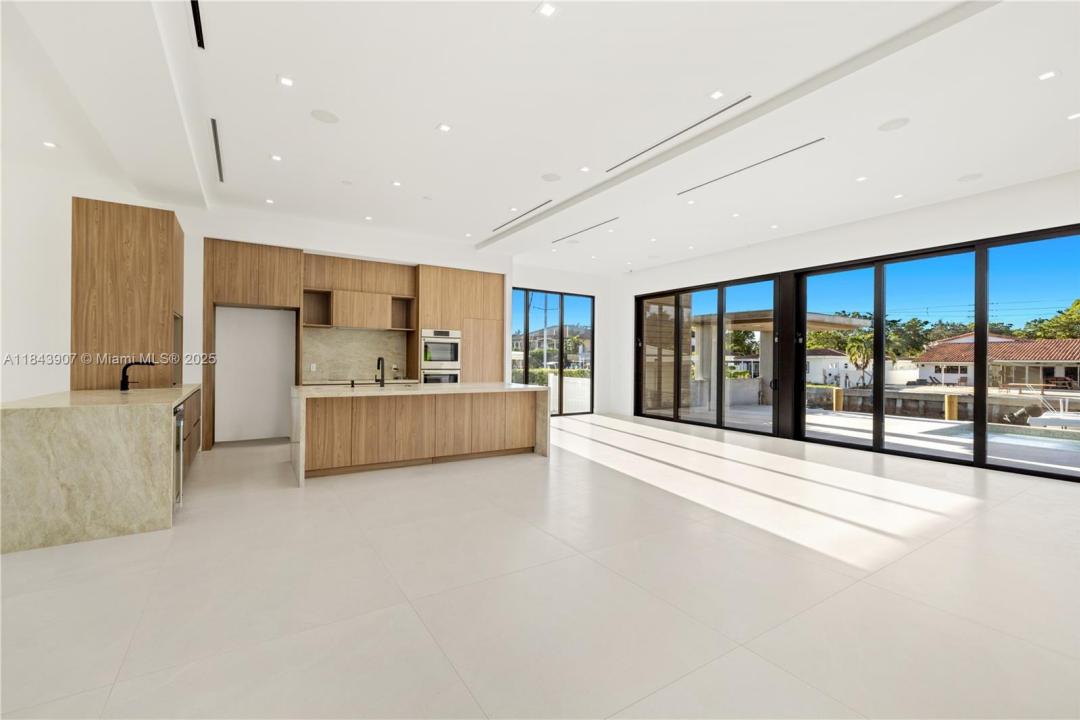 2050 S Hibiscus Dr, North Miami, فلوريدا 33181, الولايات المتحدة