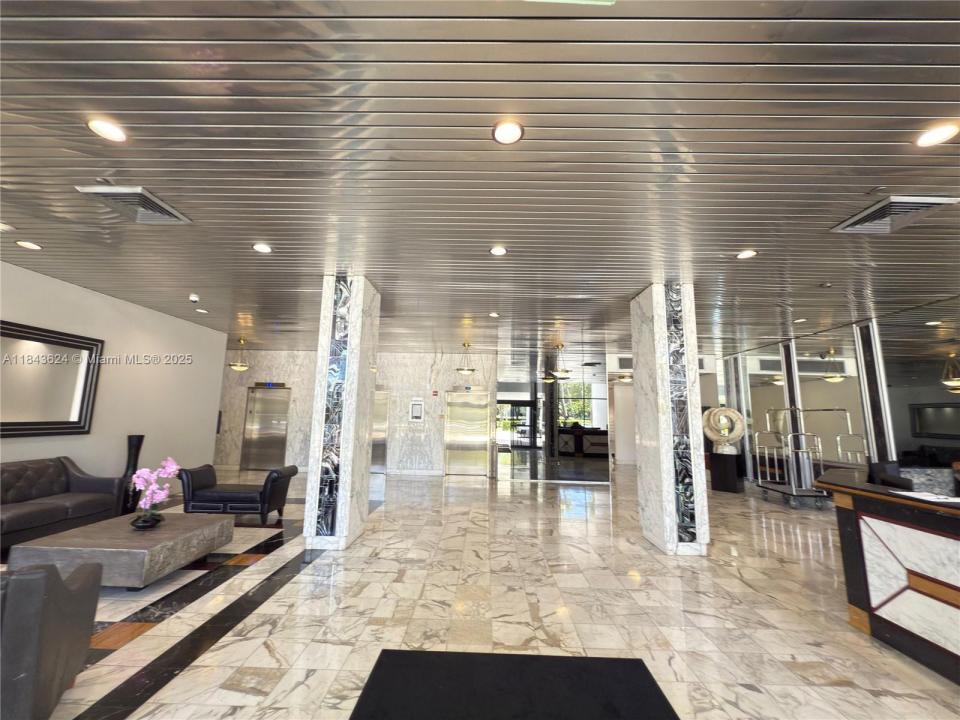 3675 N Country Club Dr 109, Aventura, Florida 33180