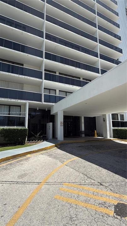3675 N Country Club Dr 109, Aventura, Florida 33180