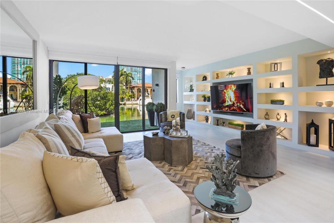 325 Poinciana Dr 905, Sunny Isles Beach, Florida 33160, USA