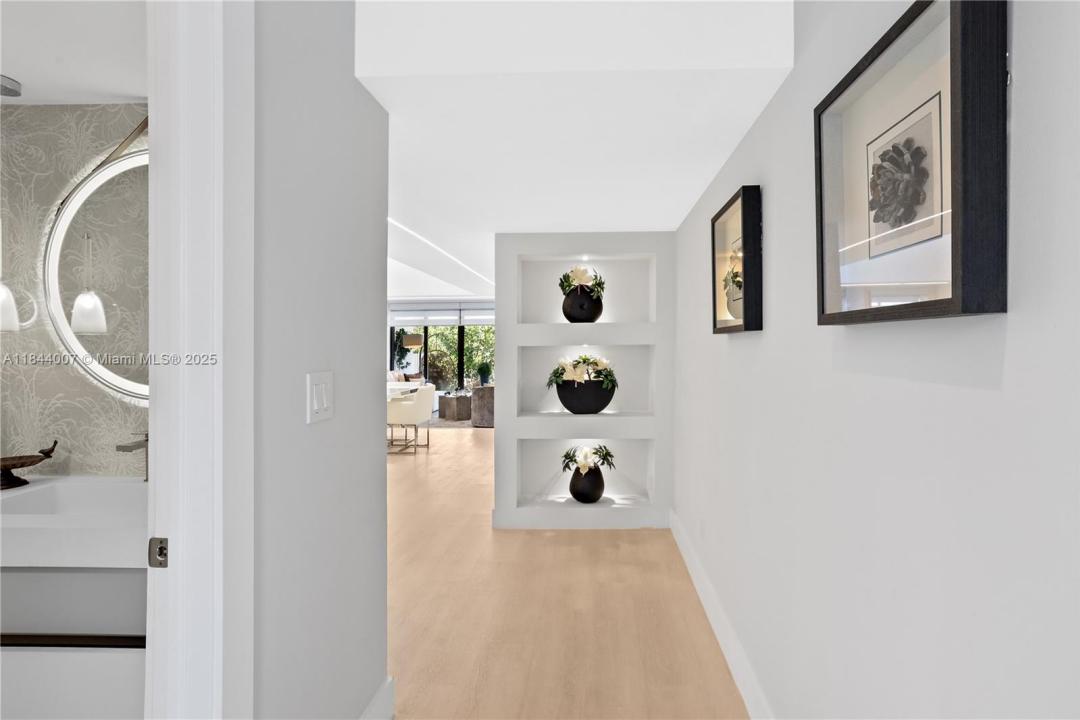 325 Poinciana Dr 905, Sunny Isles Beach, Florida 33160, USA