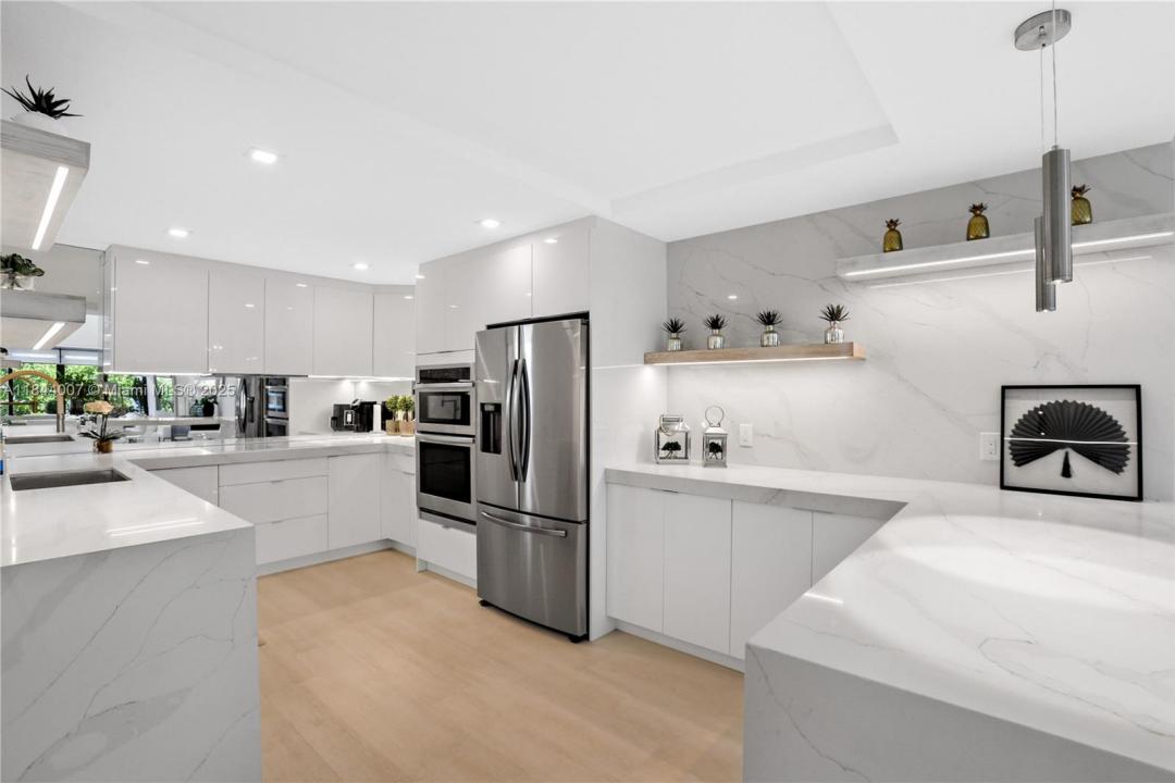 325 Poinciana Dr 905, Sunny Isles Beach, Florida 33160, USA