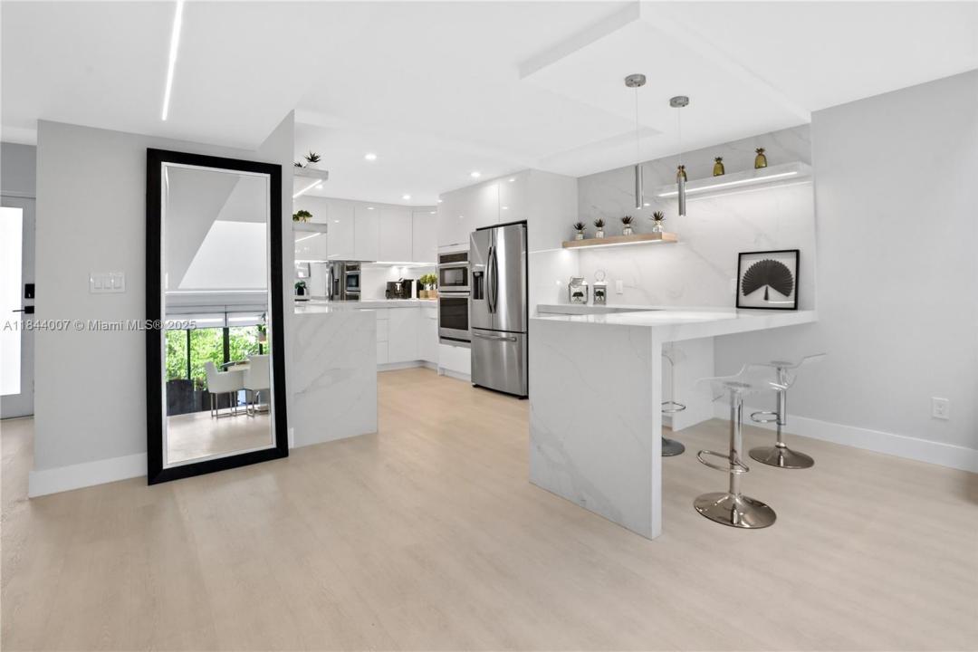 325 Poinciana Dr 905, Sunny Isles Beach, Florida 33160, USA