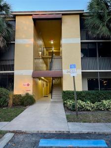 3005 N Oakland Forest Dr 103, Oakland Park, Florida 33309, USA