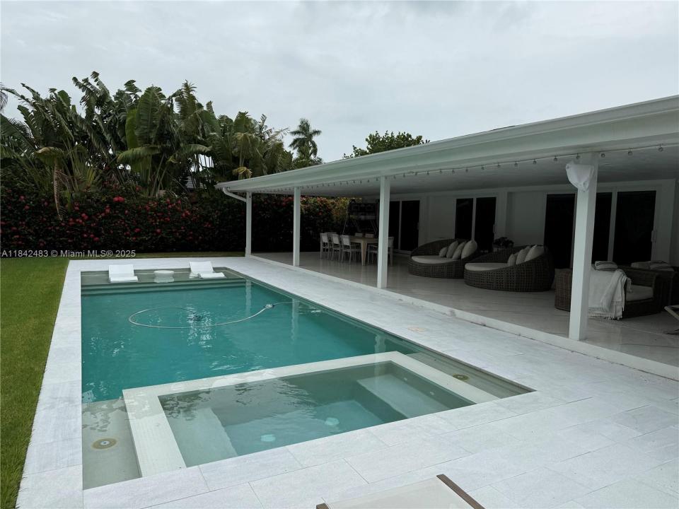 1001 Diplomat Pkwy, Hallandale Beach, Florida 33009, Stati Uniti