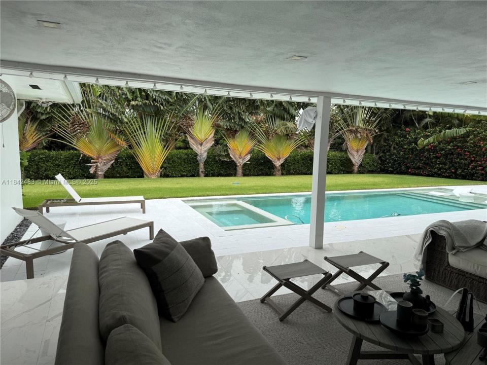 1001 Diplomat Pkwy, Hallandale Beach, Florida 33009, Stati Uniti