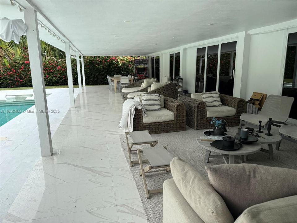 1001 Diplomat Pkwy, Hallandale Beach, Florida 33009, Stati Uniti
