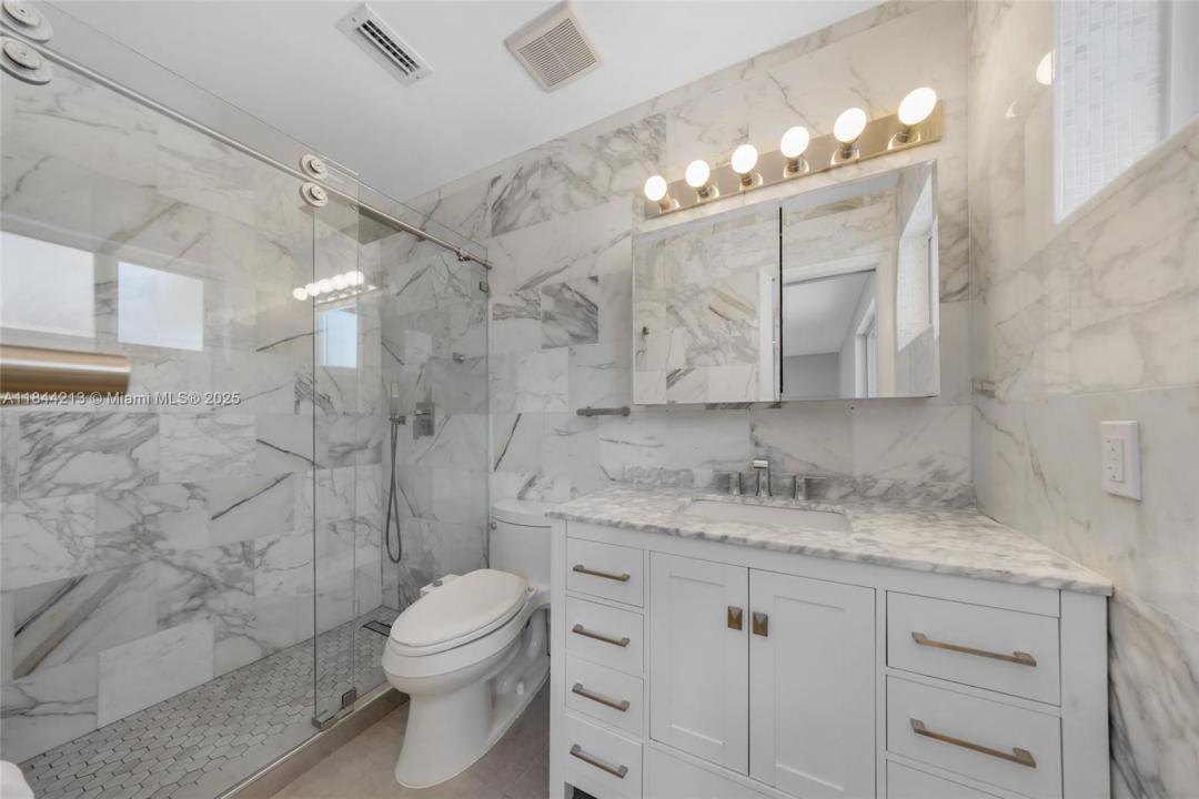 1237 Dove Ave, Miami Springs, Флорида 33166, Соединенные Штаты