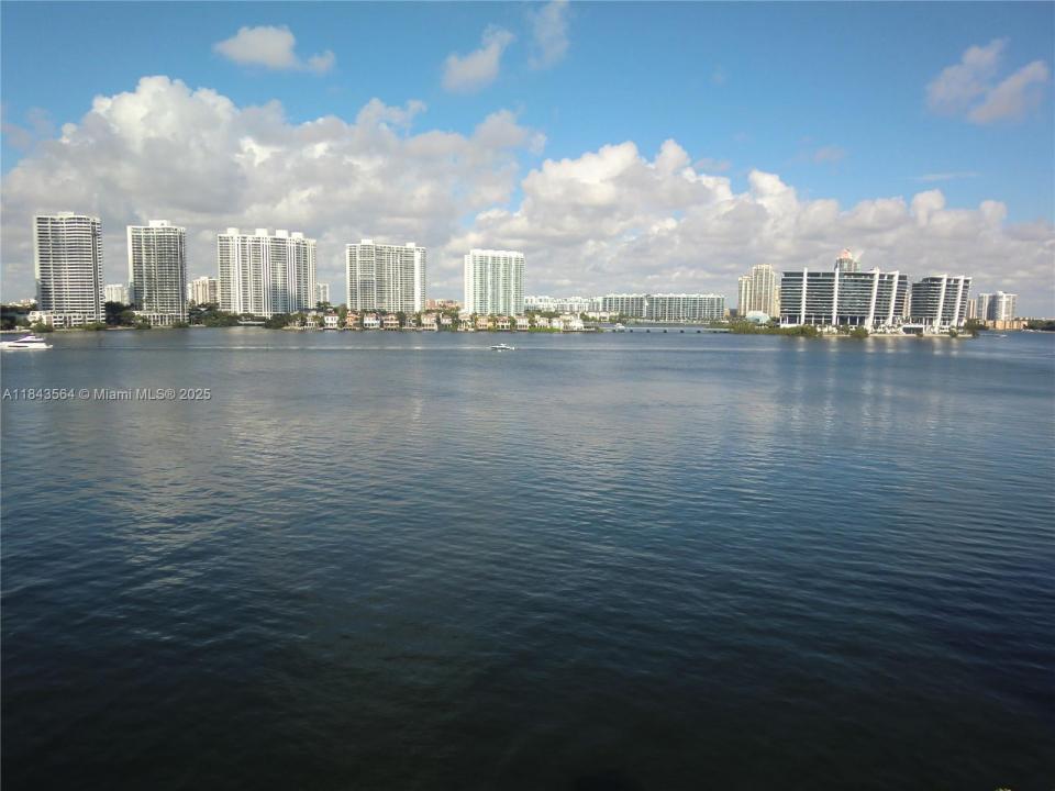 17500 N Bay Rd S707, Sunny Isles Beach, فلوريدا 33160, الولايات المتحدة