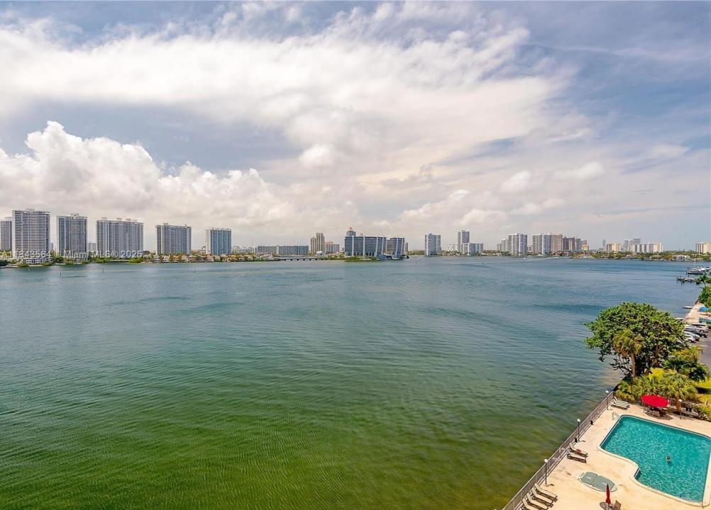 17500 N Bay Rd S707, Sunny Isles Beach, فلوريدا 33160, الولايات المتحدة