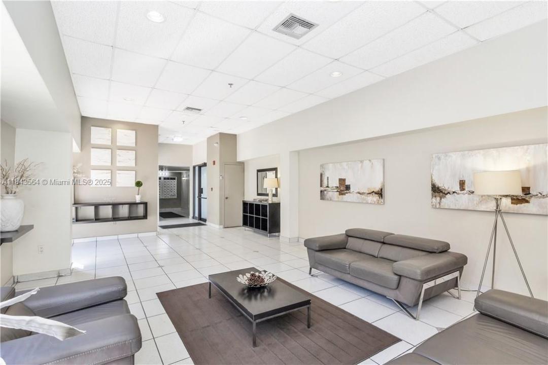 17500 N Bay Rd S707, Sunny Isles Beach, فلوريدا 33160, الولايات المتحدة