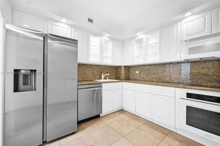 5555 Collins Ave 17A, Miami Beach, Florida 33140, USA