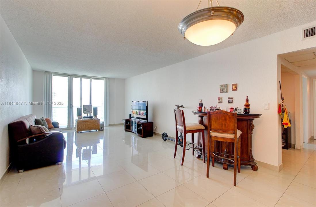19380 Collins Ave 1002, Sunny Isles Beach, Floryda 33160, USA