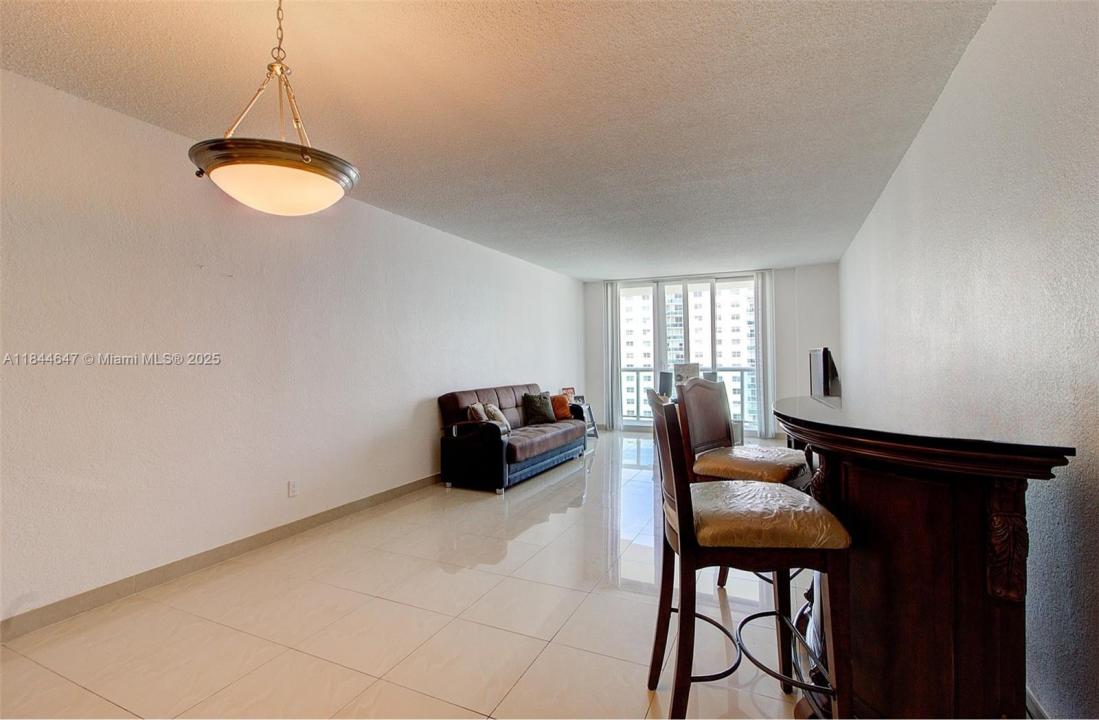 19380 Collins Ave 1002, Sunny Isles Beach, Floryda 33160, USA