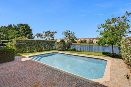 643 NE 191st Ter, Miami, Florida 33179, USA