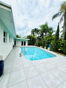 2075 S Hibiscus Dr, North Miami, Florida 33181, USA