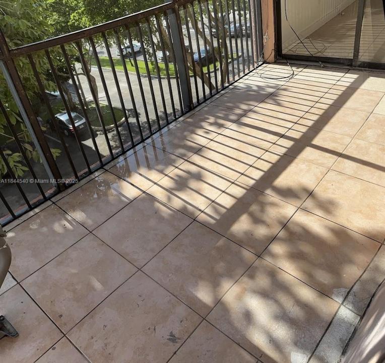 20850 San Simeon Way 407-5, Miami, Floride 33179, États-Unis