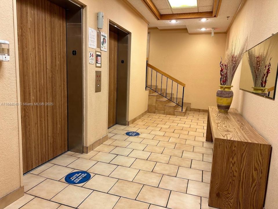 20850 San Simeon Way 407-5, Miami, Floride 33179, États-Unis