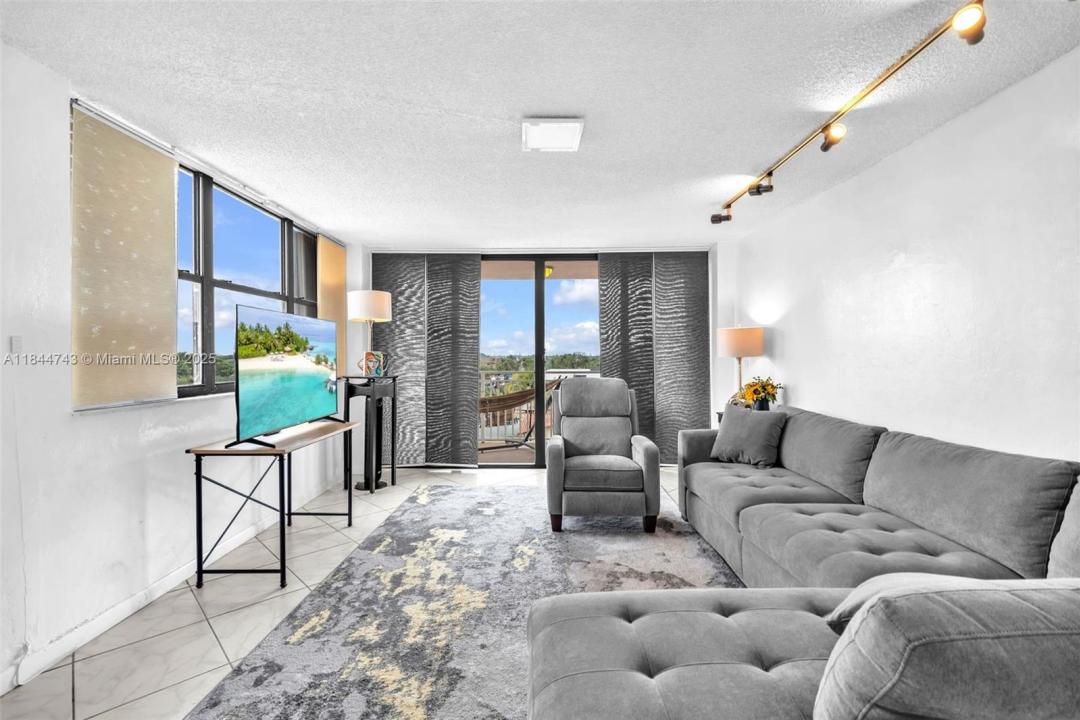 2450 NE 135th St 401, North Miami, 佛罗里达州 33181, 美国